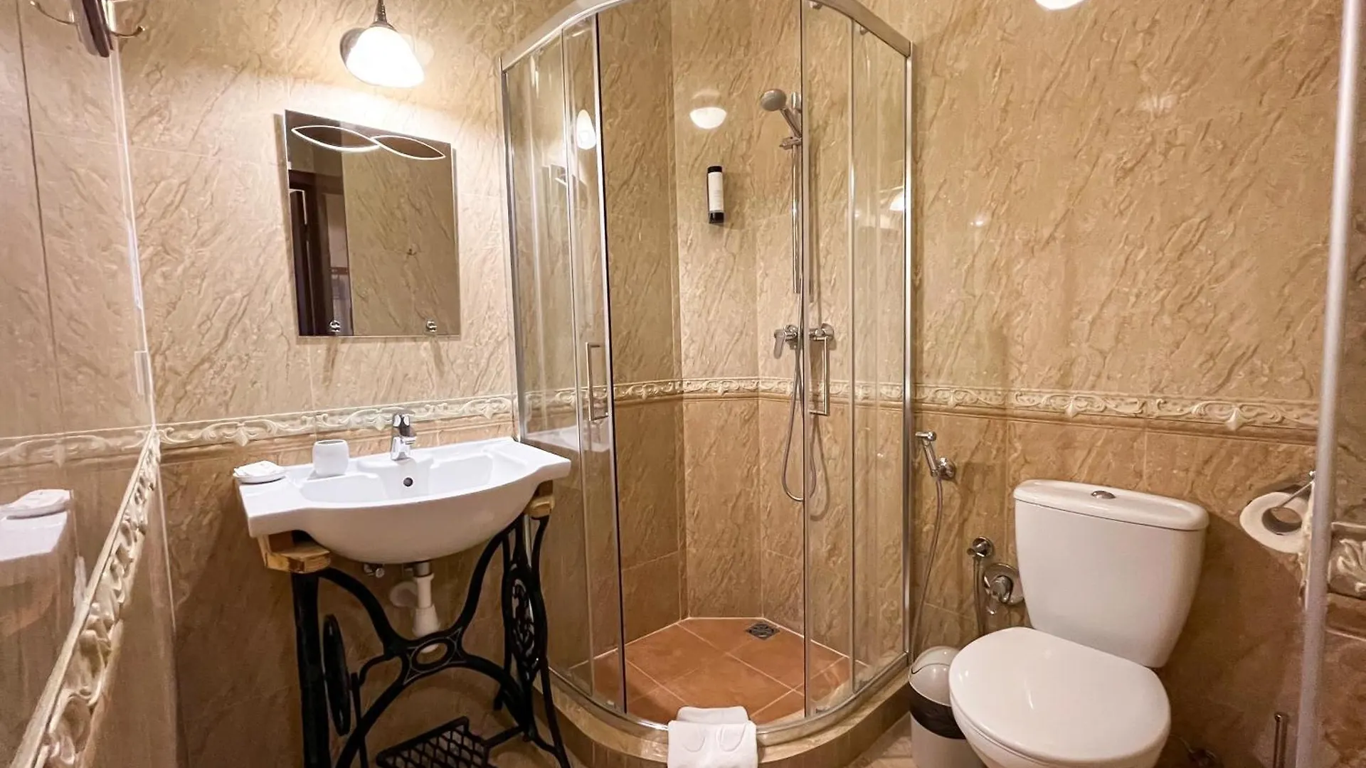 Traditional Old Town Angel Hotel Львов