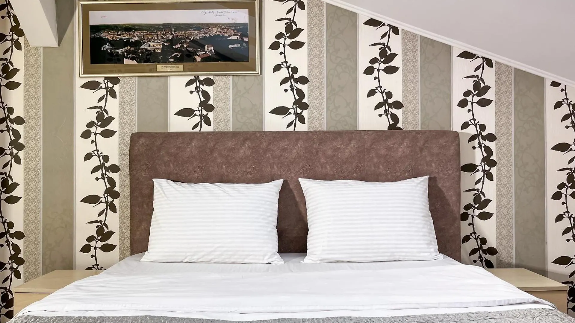 Traditional Old Town Angel Hotel Львов