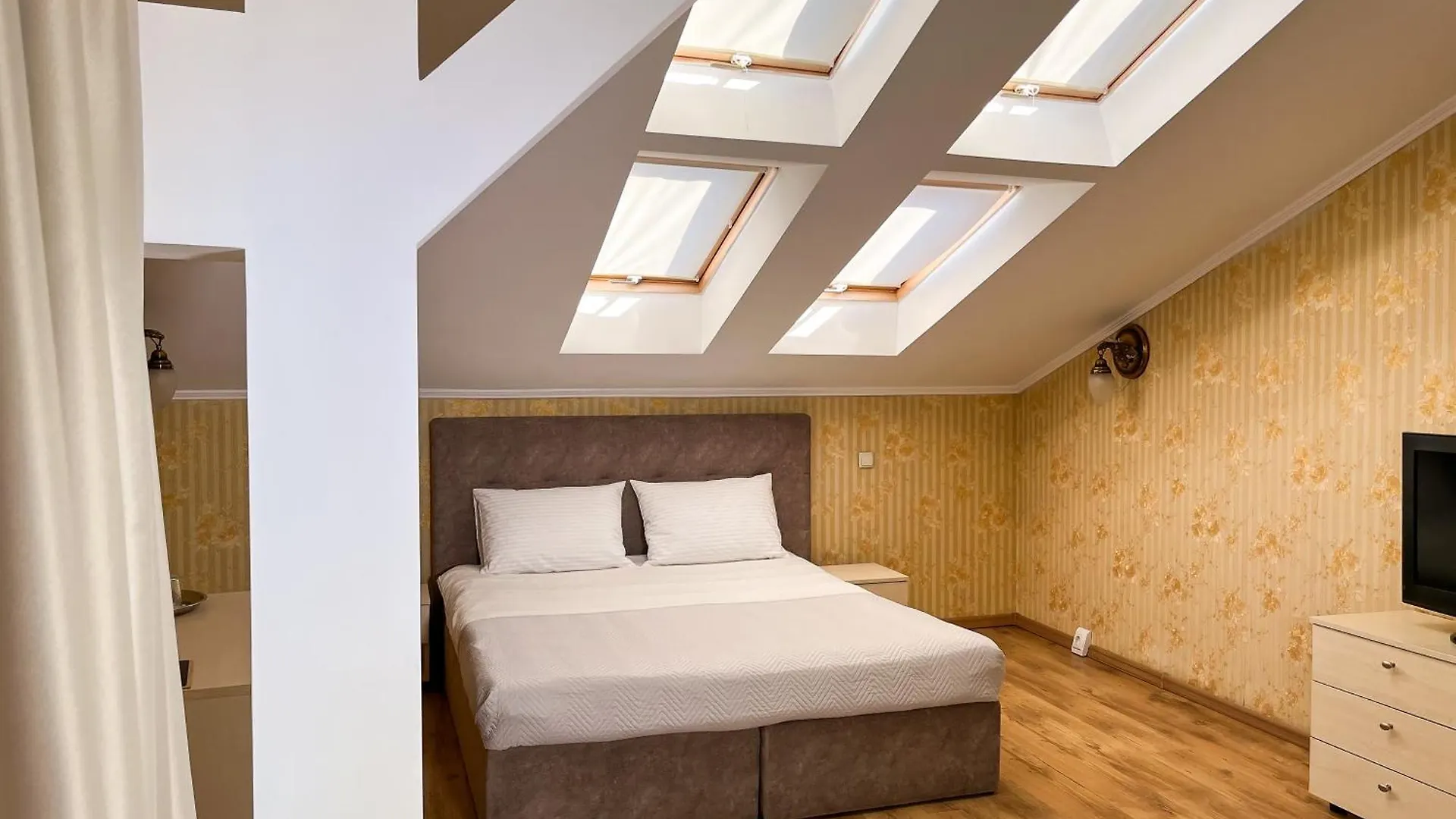 Traditional Old Town Angel Hotel Львов